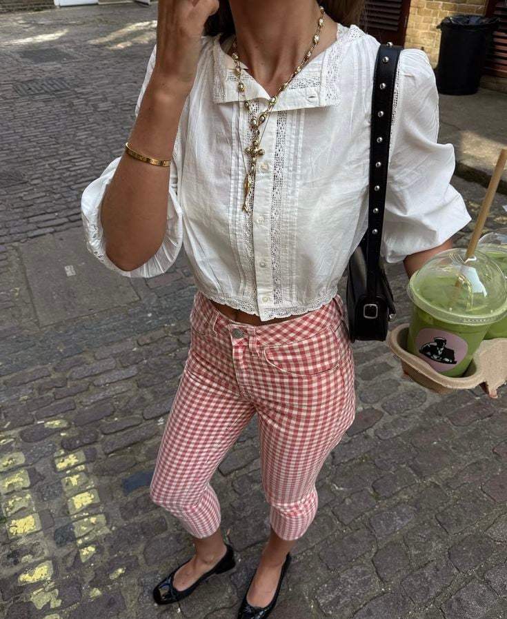 Look with gingham capri pants