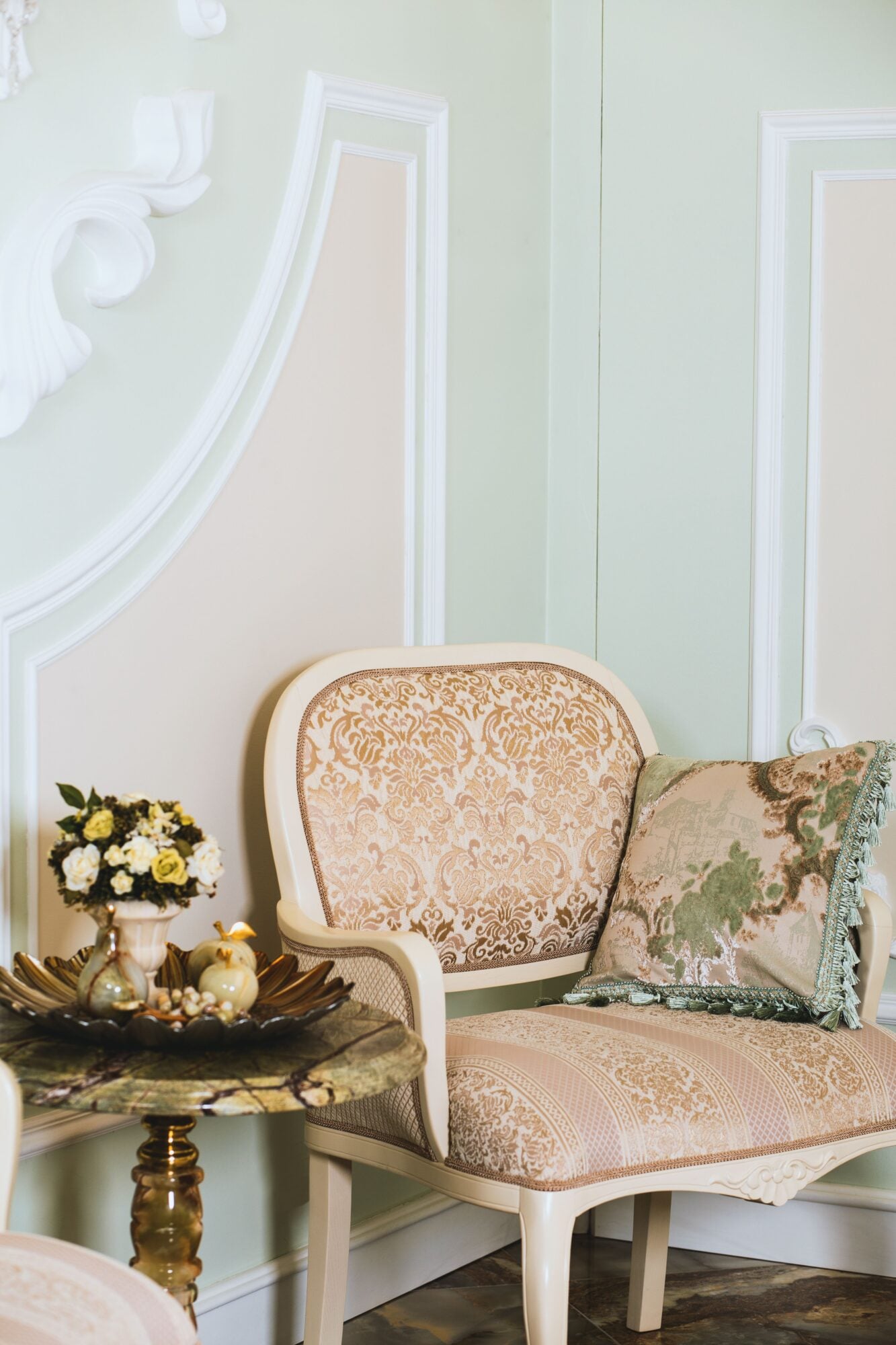 How vintage furniture defines a contemporary home 2 Why vintage belongs in the modern home How vintage furniture defines a contemporary home Modalova