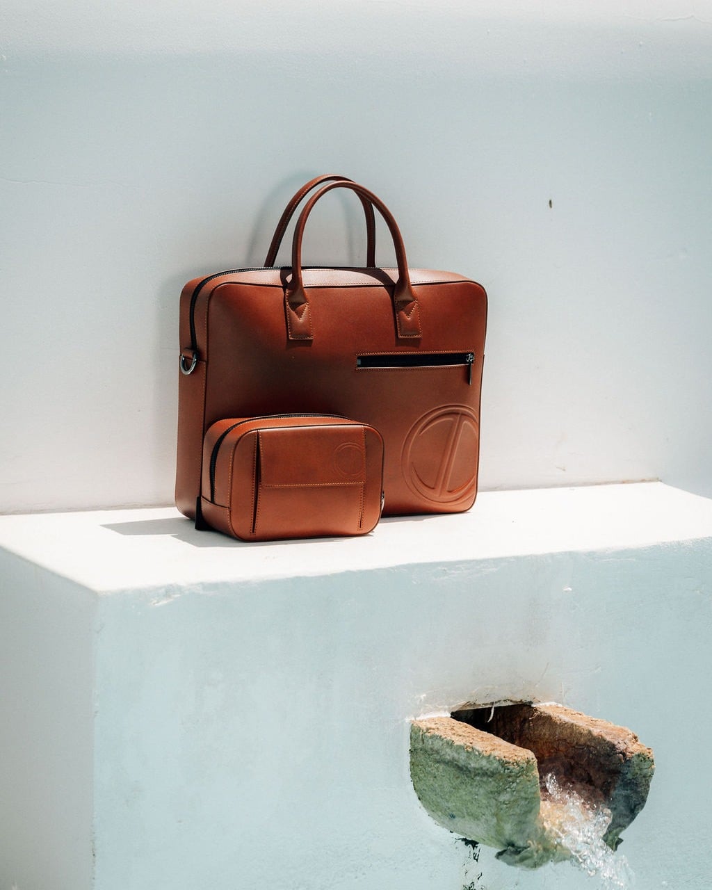 Le sac XXL change les proportions Du sac XXL a la montre carree lallure masculine de 2026 Modalova