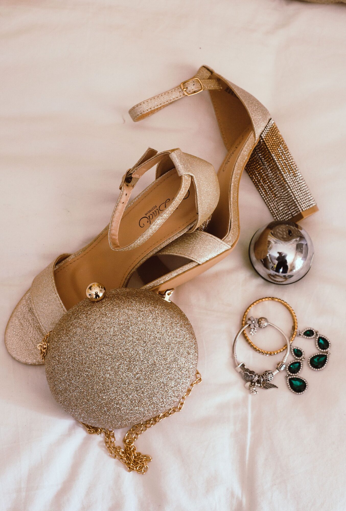 Casino Chic: The Art of Outsmarting the Dress Code 4 Les matieres et accessoires qui donnent le ton Casino chic lart de dejouer le dress code Modalova