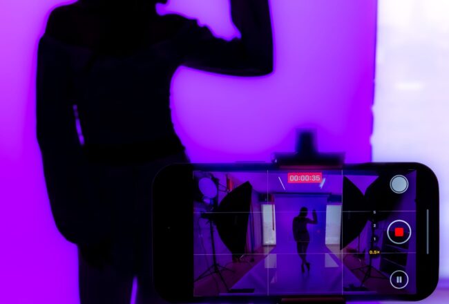 Maitriser les codes de la photographie mode avec un smartphone Modalova scaled