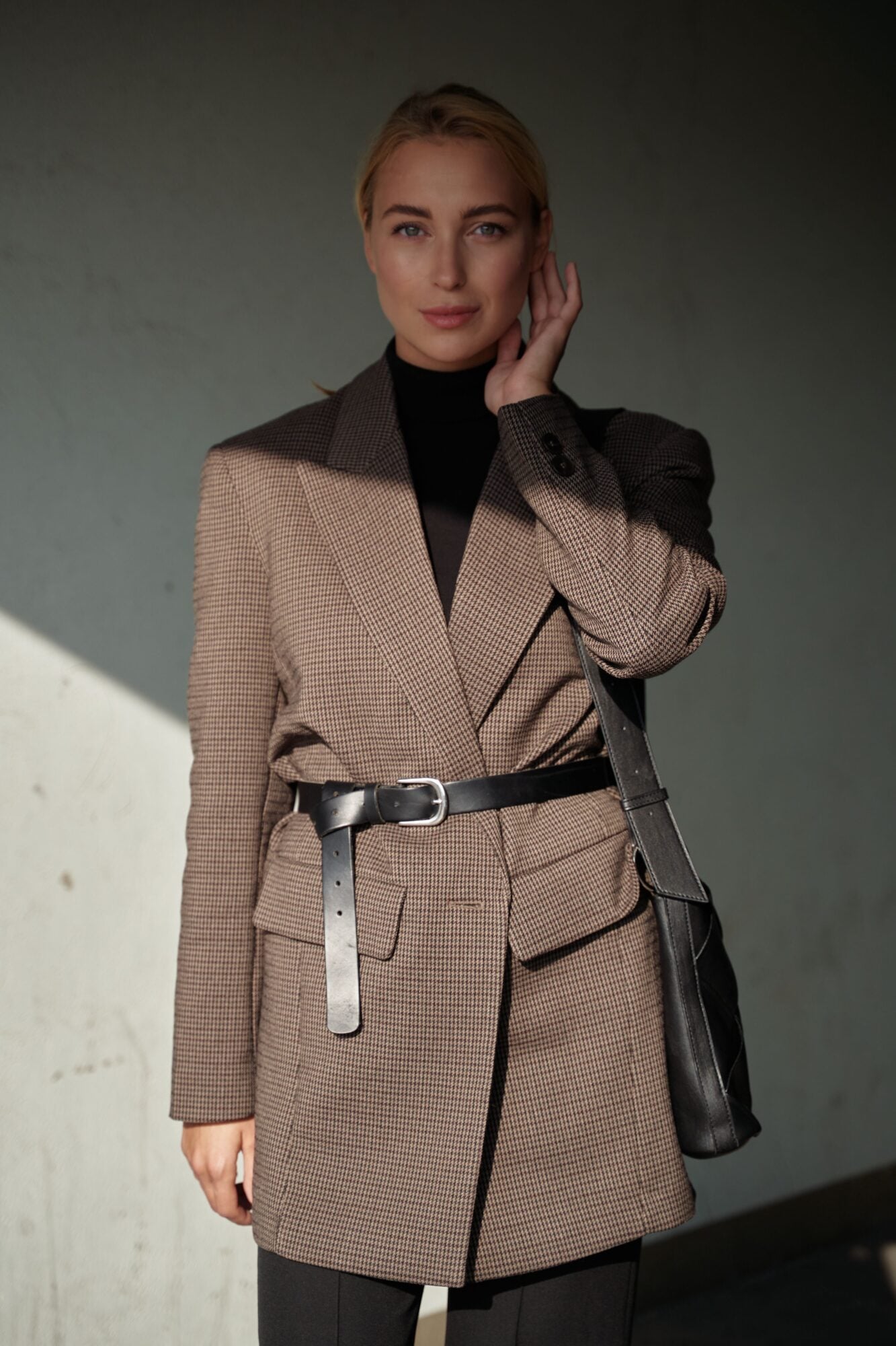 This winter, the women's blazer is changing proportions 3 Des epaules affirmees aux volumes oversize Cet hiver le blazer pour femme change de proportions Modalova