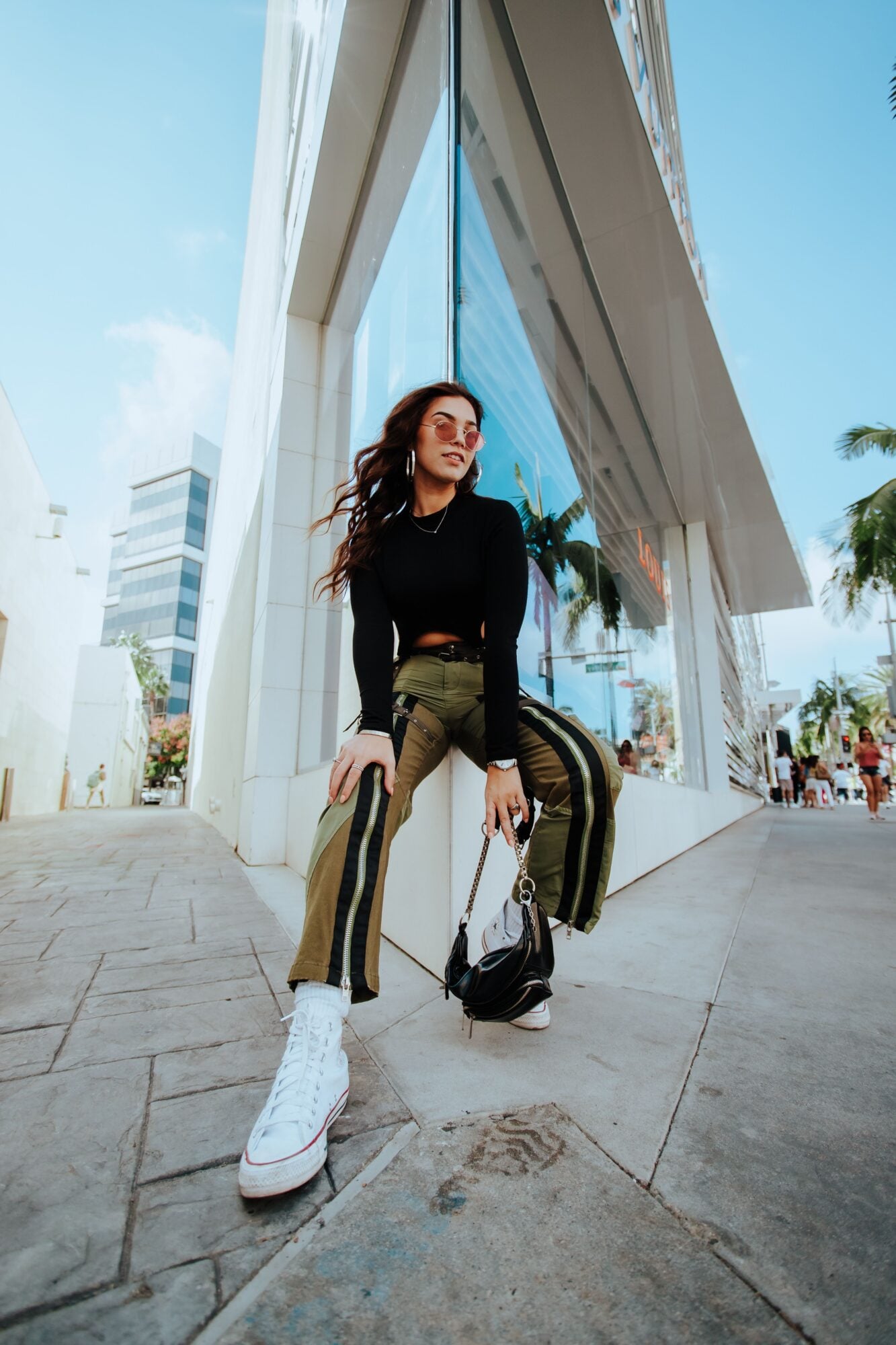 Chuck Taylor: The Eternal Return of a Cult Sneaker 3 Pourquoi la Chuck Taylor semble a nouveau si actuelle Chuck Taylor leternel retour dune sneaker culte Modalova