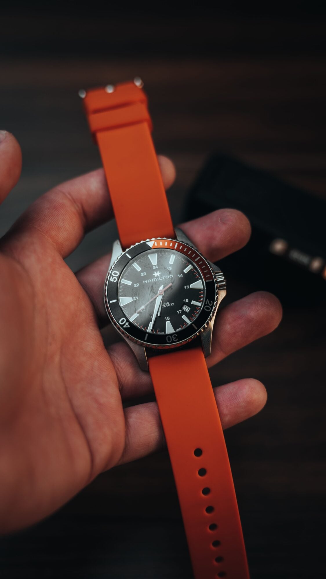 A Watch, Three Styles: The Chic of the Rubber Strap 2 Quand le sport chic gagne lhorlogerie Une montre trois allures le chic du bracelet caoutchouc Modalova