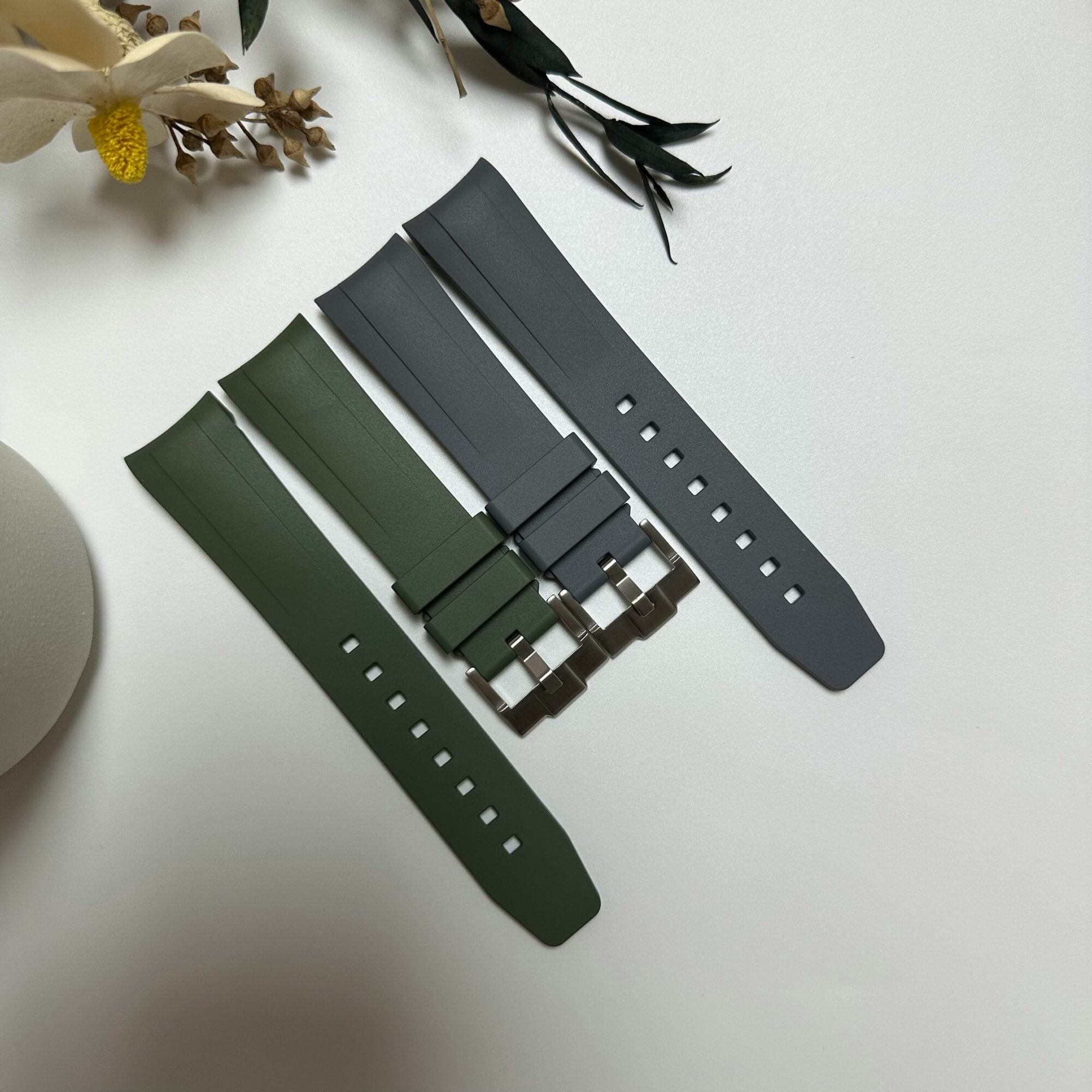 A Watch, Three Styles: The Chic of the Rubber Strap 3 Quelques millimetres qui changent tout Une montre trois allures le chic du bracelet caoutchouc Modalova