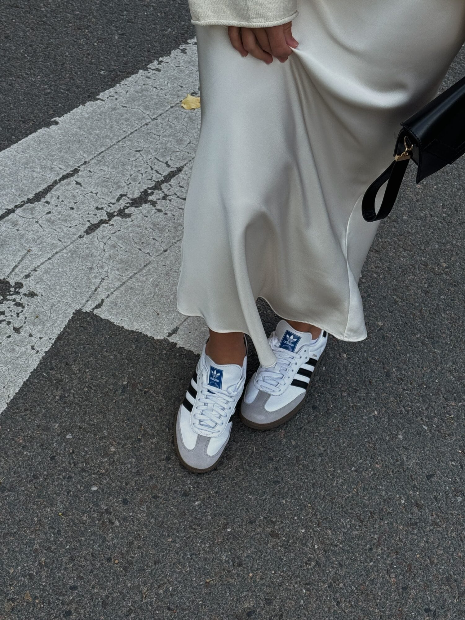 Sneakers and Silhouettes: The New Fashion Harmonies 4 Robes et jupes trouver le contraste juste Baskets et silhouettes les nouveaux accords mode Modalova