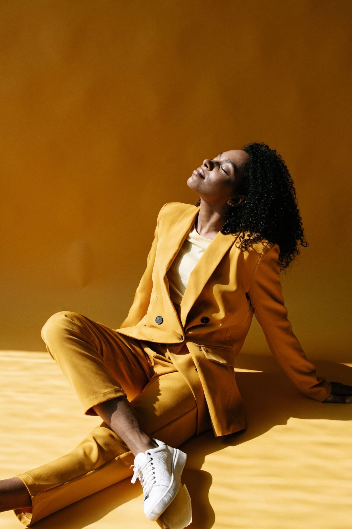 Sneakers and Silhouettes: The New Fashion Harmonies 3 Tailoring et baskets une elegance moins attendue Baskets et silhouettes les nouveaux accords mode Modalova