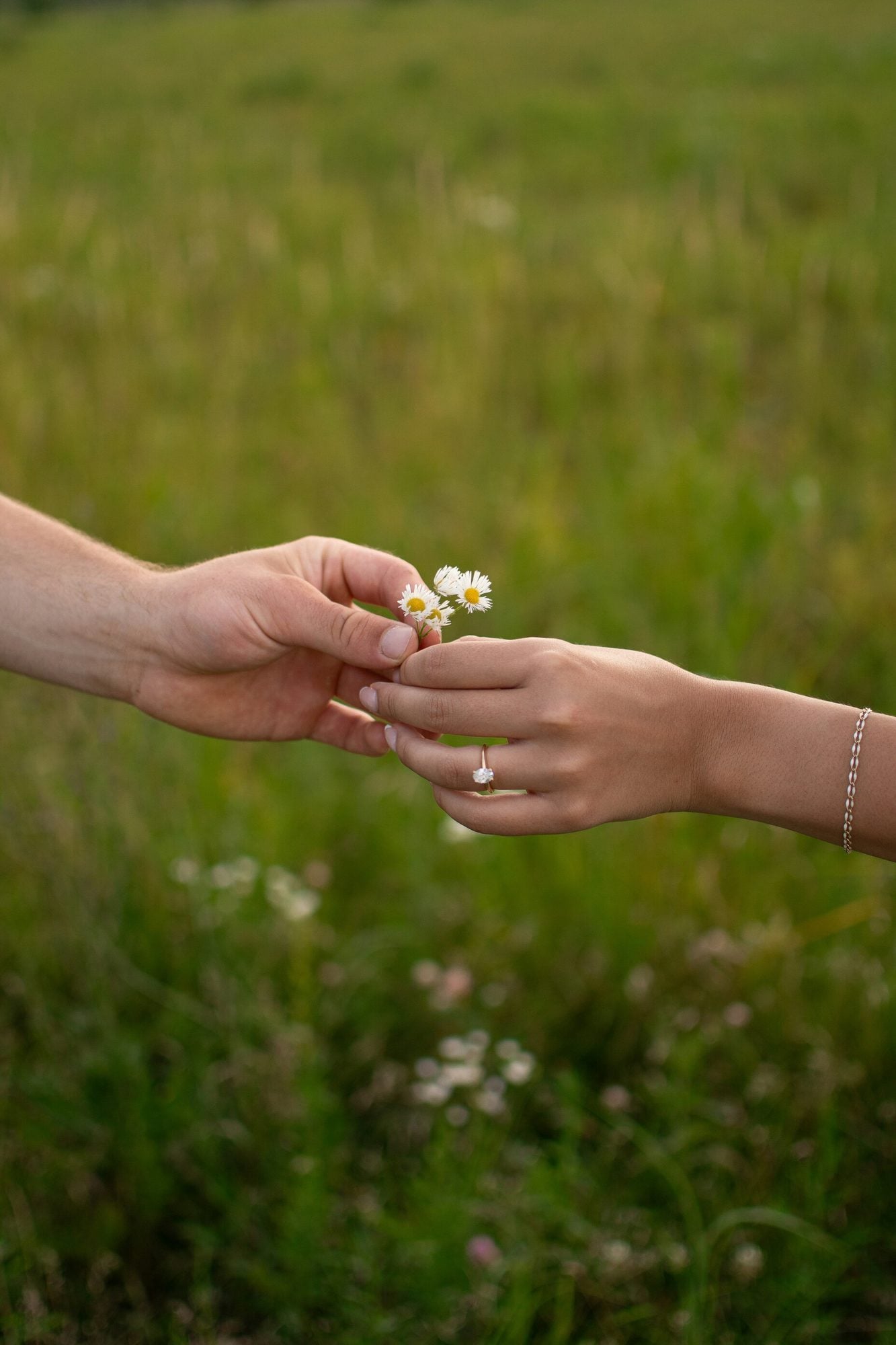 Buy or rent? A new approach to the engagement ring 2 The engagement ring is no longer a one rule purchase Buy or rent A new approach to the engagement ring Modalova