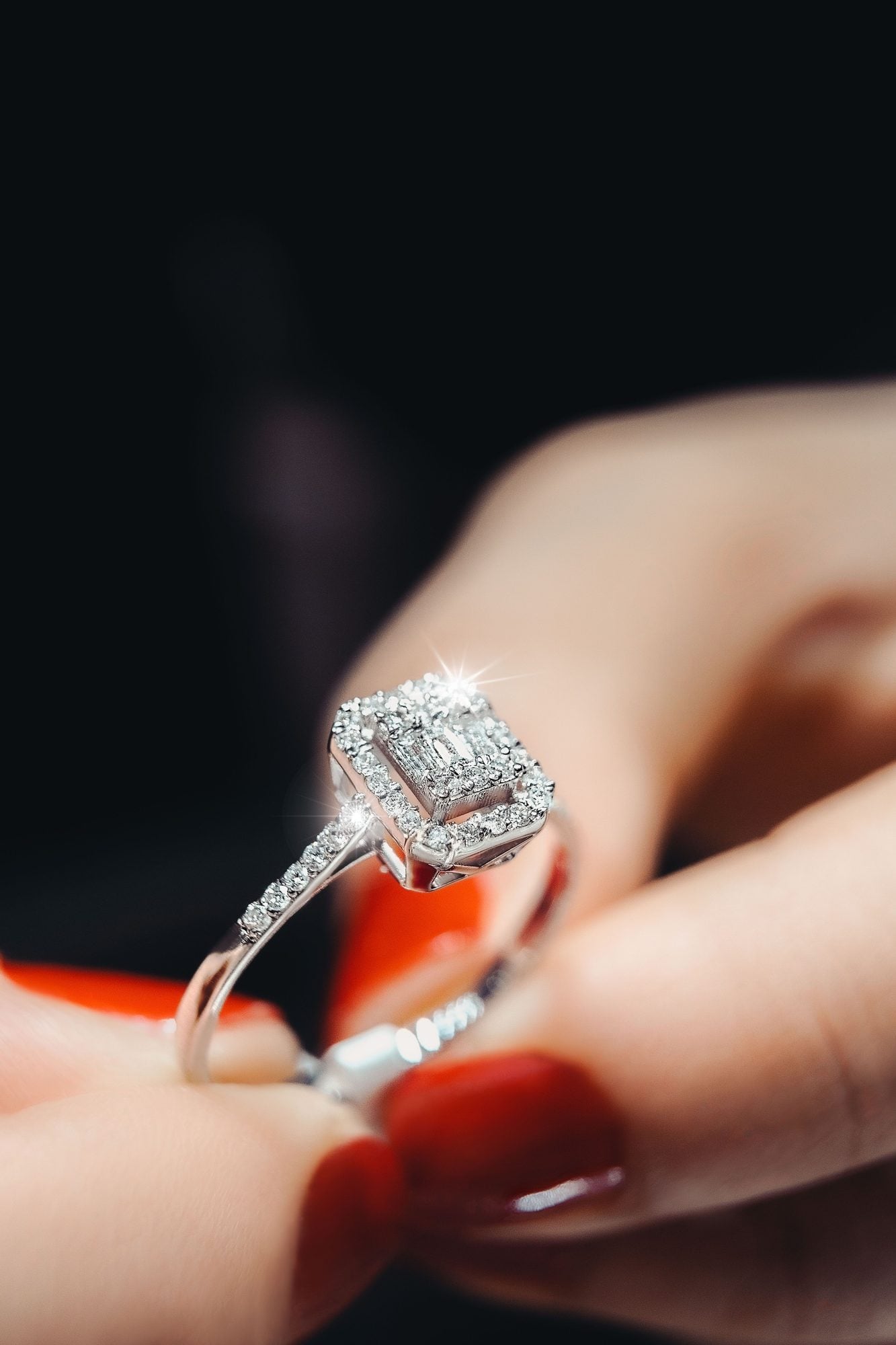 How to choose a promise ring she’ll always wear 3 The stone should speak her language How to choose a promise ring shell always wear Modalova