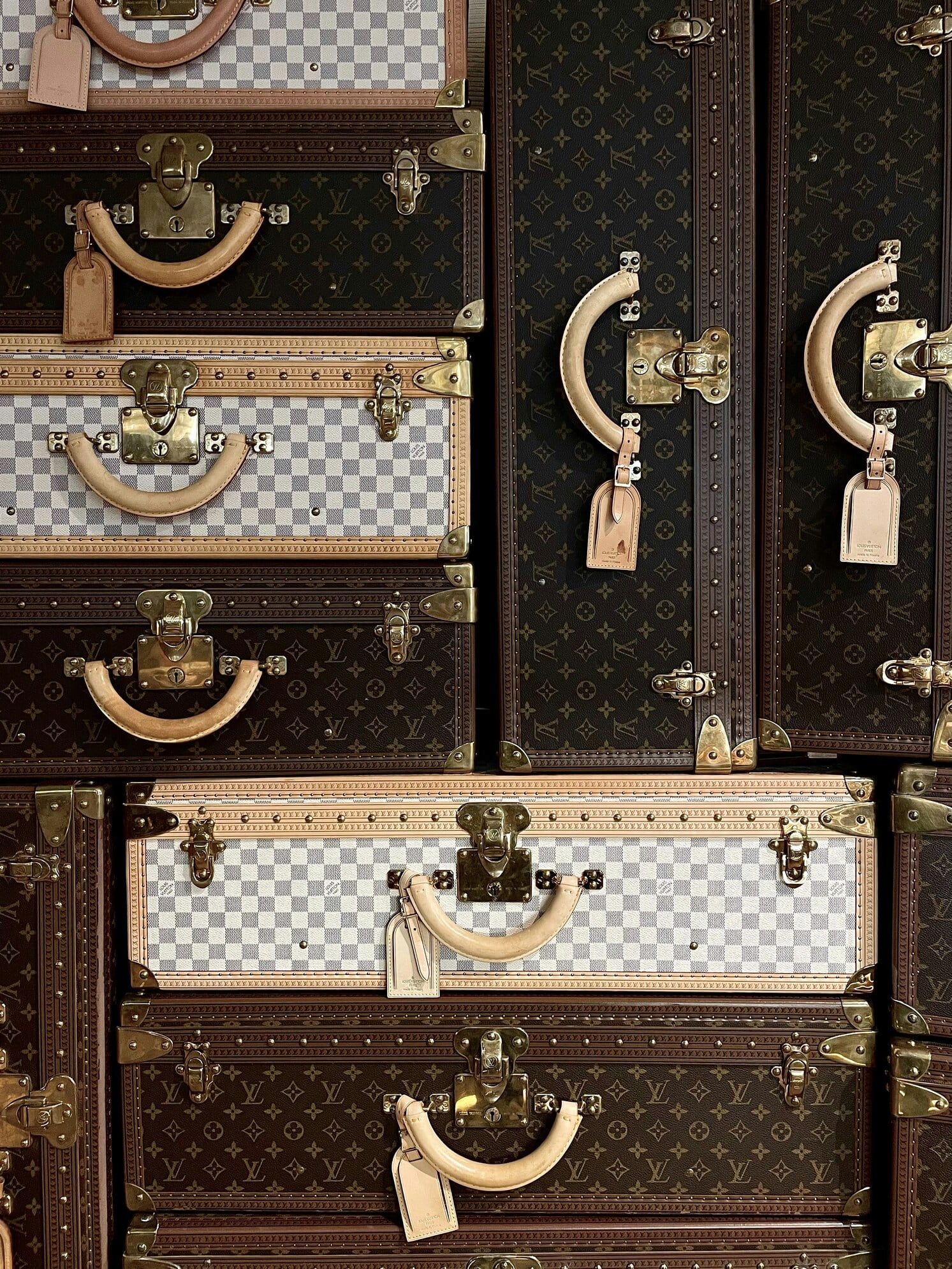 How fashion insiders move their most precious pieces 5 Why the journey matters as much as the packing How fashion insiders move their most precious pieces Modalova
