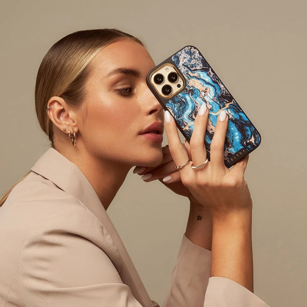 Quiet luxury to leopard: 8 iPhone cases of the moment 2 1. Navy Trench quiet luxury in marble Quiet luxury to leopard 8 iPhone cases of the moment Modalova